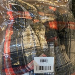 Old Navy Flannel long sleeve shirt. 3xlt new never worn.